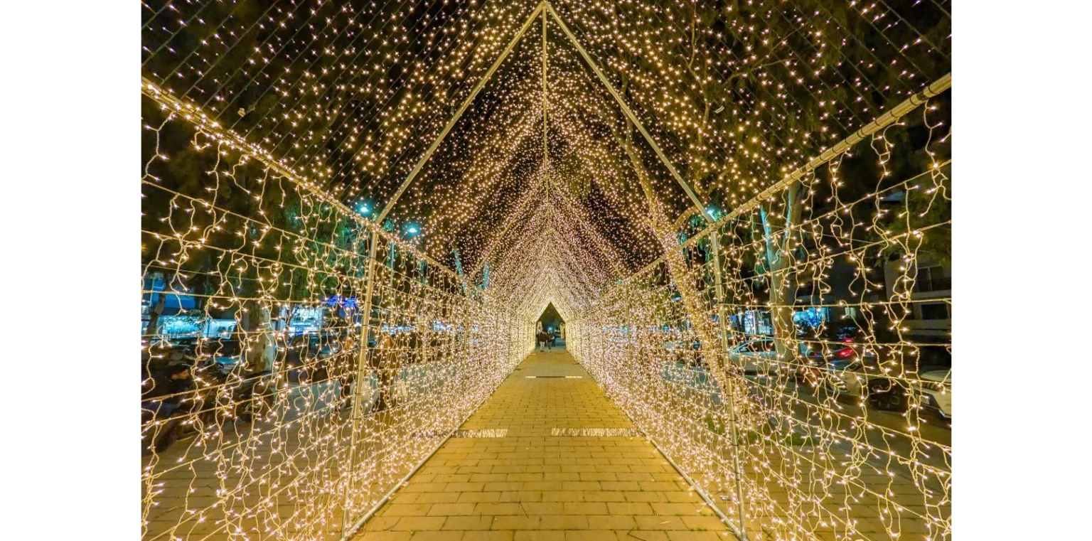 Η Γλυφάδα δίνει το σύνθημα των γιορτών με εντυπωσιακούς στολισμούς, τρενάκι και Κόκκινη Νύχτα