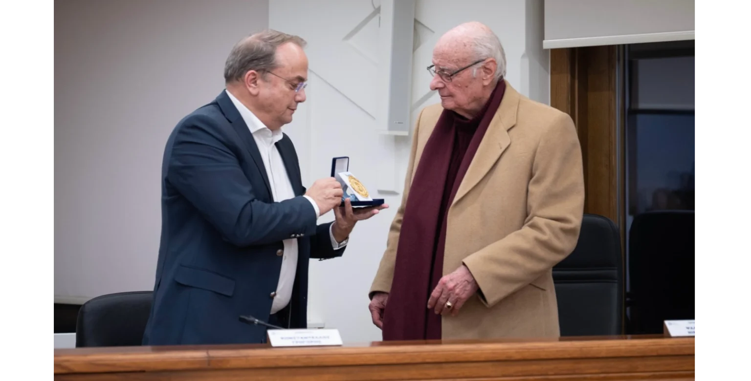 Δήμος Βάρης Βούλας Βουλιαγμένης: Το Χρυσό Μετάλλιο της Πόλης στον Χρήστο Διονυσόπουλο