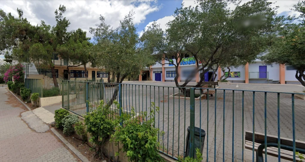 Καταγγελία γονέα στo 1o ΓΕΛ Βούλας: Άφησαν 15χρονους μαθητές στον δρόμο επειδή άργησαν λίγα λεπτά!