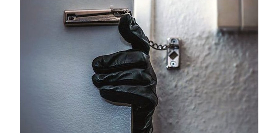 Βούλα: «Χτύπησαν» σπίτι στα Δικηγορικά – Έκοψαν ρεύμα και τηλέφωνο και απομόνωσαν τον συναγερμό