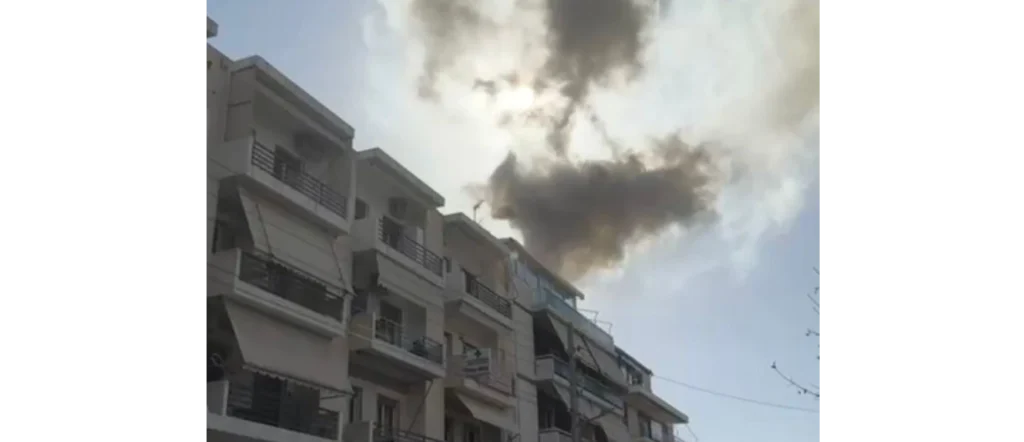 Φωτιά τώρα στη Γλυφάδα – Πυκνοί καπνοί από τον τελευταίο όροφο πολυκατοικίας