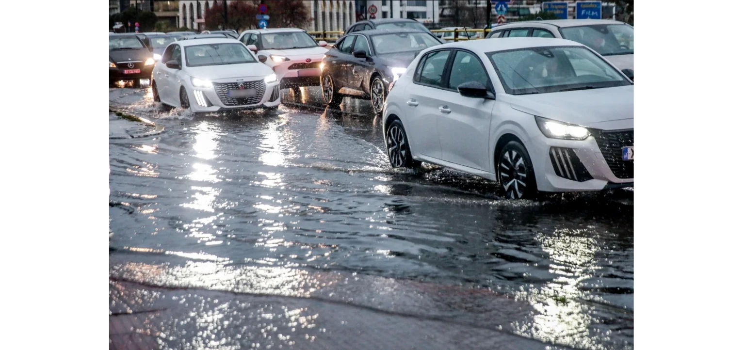 Σφοδρή καταιγίδα και χαλάζι στα νότια προάστια τα ξημερώματα – Συνεχίζεται η κακοκαιρία