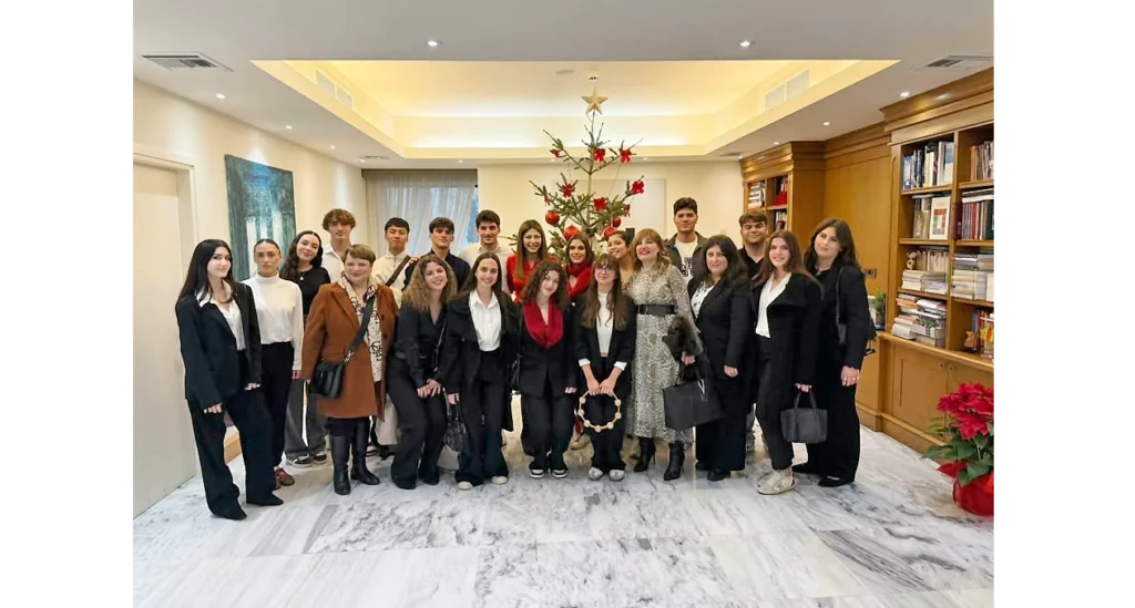 Λύκειο Βουλιαγμένης: Η επίσκεψη και τα κάλαντα στην υπουργό Παιδείας