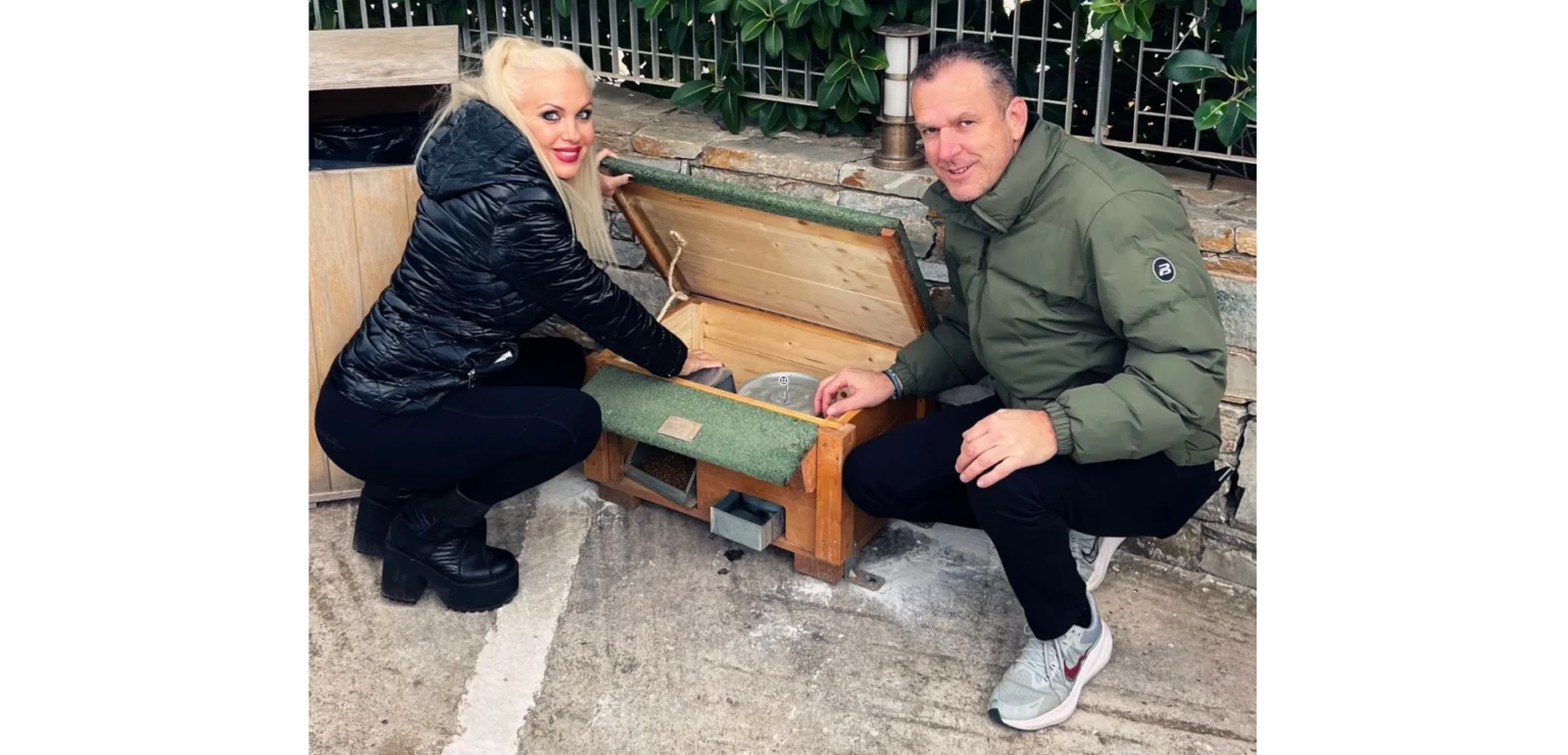 Τρία νέα σπιτάκια με ταΐστρες και ποτίστρες στη Βουλιαγμένη για τις αδέσποτες γατούλες