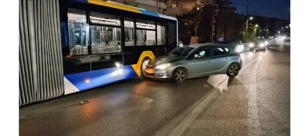 Αυτοκίνητο τράκαρε με λεωφορείο στη Βάρκιζα