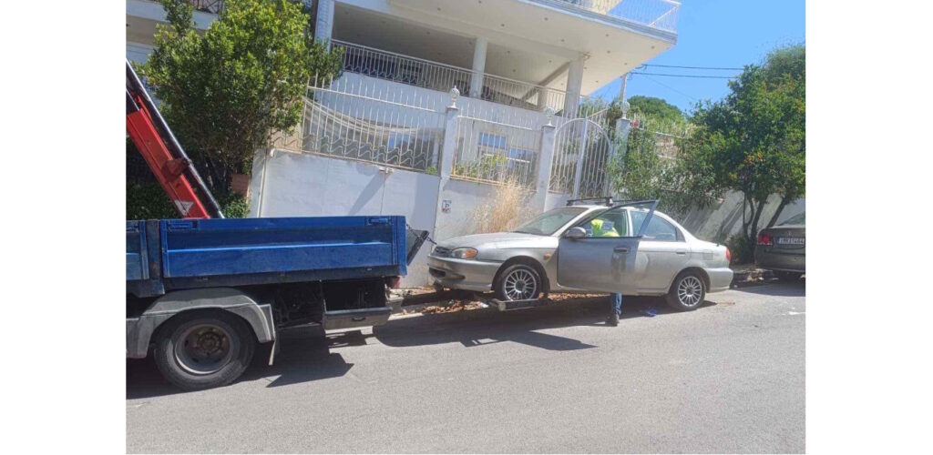 Σε εξέλιξη το πρόγραμμα απόσυρσης εγκαταλελειμμένων οχημάτων στον Δήμο Βάρης Βούλας Βουλιαγμένης