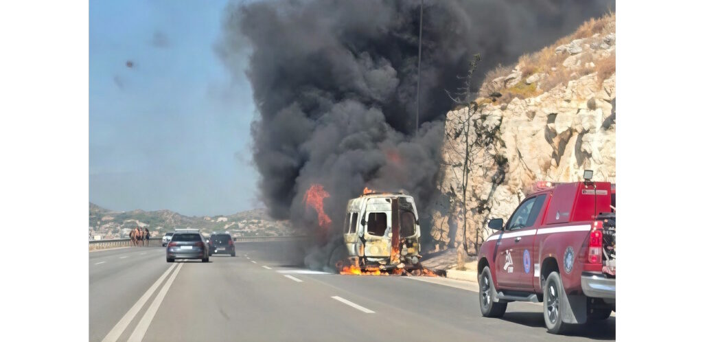 Φωτιά σε σχολικό λεωφορείο στη Λεωφόρο Αθηνών – Σουνίου: Καταστράφηκε ολοσχερώς το όχημα