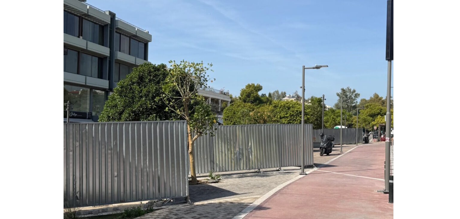 Βούλα: Γιατί μπήκαν νέες λαμαρίνες στην πλατεία Ιμίων